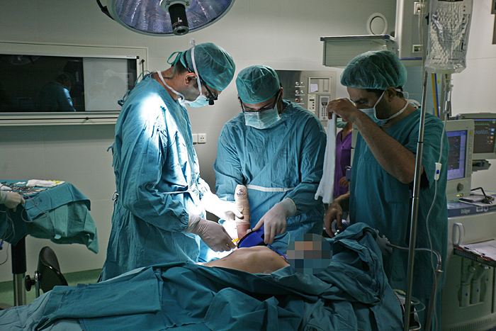 Zagreb, 070909.KBC Rebro.Reportaza o odijelu plasticne kirurgije u bolnici Rebro.Na slici:  U tijeku je operacija.Foto: Goran Mehkek / CROPIX 