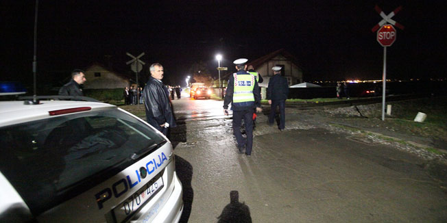 Osijek, Josipovac, 071210.Vozacica osobnog automobila (1982 godiste) poginula je veceras pod naletom teretnog vlaka na pruznom prijelazu u osjeckom prigradskom naselju Josipovac.Pruzni prijelaz obiljezen je samo Andrijinim znakom a djevojka je zivjela nedaleko od mjesta nesrece.Foto: Vlado Kos / Cropix