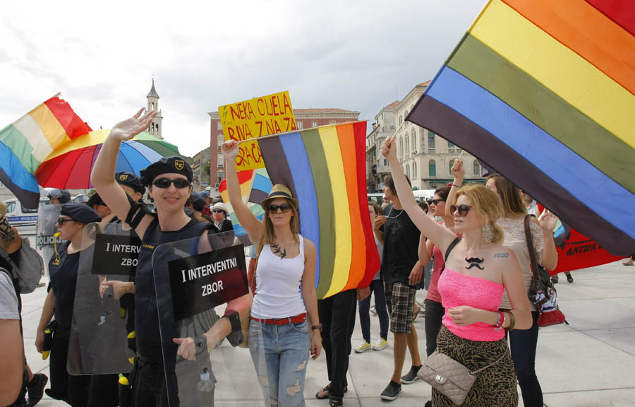 Split, 090612.Drugi Split Pride krenuo je danas u 14 sati iz Djardina, Marmontovom ulicom prema Rivi gdje je planirano odrzavanje prigodnog dvosatnog programa.Split Pride osigurava 900 policajaca, a pomoc ce im iz zraka pruziti helikopter. Split Pride organiziraju udruge Kontra, Iskorak i Domine kako bi ukazali na diskriminaciju LGBT osoba u Hrvatskoj.    Foto: Duje Klaric / CROPIX