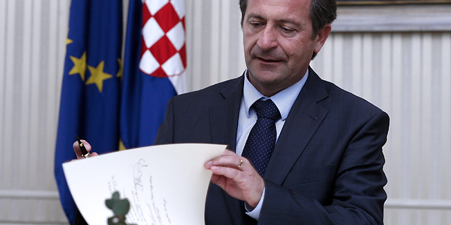 Zagreb. 190312.Banski dvori.Hrvatska vlada. Hrvatski premjer Zoran Milanovic primio je ministra vanjskih poslova i potrpredsjednika slovenske vlade Karla Erjavca.Na fotografiji: Karl Erjavec se upisuje  u Zlatnu knjigu.Foto: Damjan Tadic / CROPIX