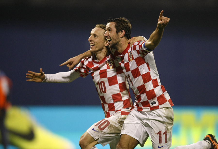 Zagreb, 191113.Stadion Maksimir.Druga, odlucujuca, dokvalifikacijska utakmica za svjetsko prvenstvo u Brazilu izmedju Hrvatske i Islanda. Hrvatska se pobjedom protiv Islanda (2:0) plasirala na Svjetsko prvenstvo 2014. u Brazilu.Na fotografiji: slavlje hrvatskih igraca nakon pobjede nad Islandom. Darijo Srna i Luka Modric.Foto: Ronald Gorsic / CROPIX