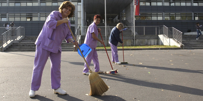 Zagreb, 131008Vrijedne cistacice metu ispred sjedista krim policije u Heinzelovoj, gdje je proteklih dana prodefilrao zavidan broj osumljicenih za razlicita kaznena djela. Foto: Nenad Dugi / CROPIX