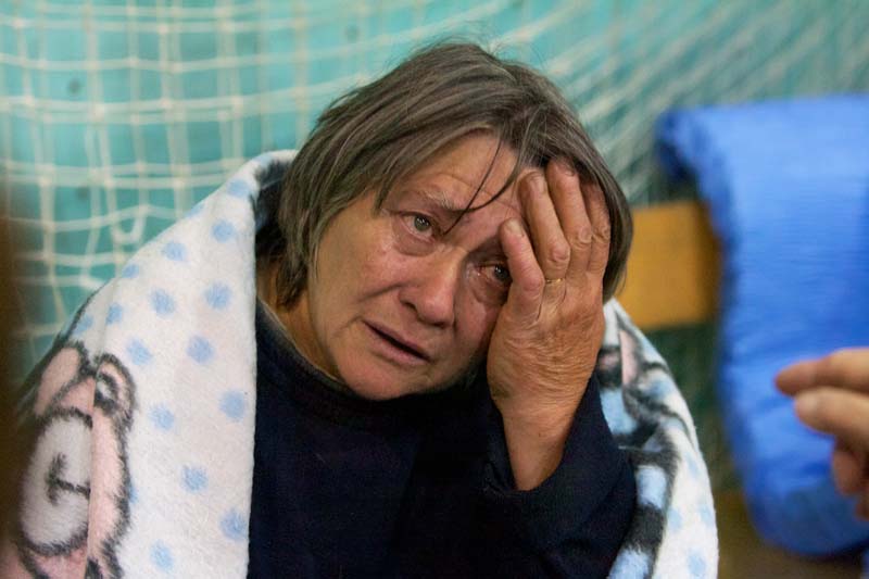 Vrbanja, 170414.Oko 400 evakuiranih mjestana iz nekoliko zupanjskih sela, Rajevog sela, Gunje i Racinovaca bilo je do kasnih vecernjih sati smjesteno u Vrbanji. Izbjeglice su kasnije autobusima prebaceni u grad Otok i Nijemce jer Vrbanji takodjer prijeti evakuacija zbog nadolazece poplave.Na fotografiji: evakuirani mjestani zupanjskog kraja smjesteni su u osnovnu skolu u Vrbanji, izbjeglica iz Rajevog sela.Foto: Vlado Kos / CROPIX