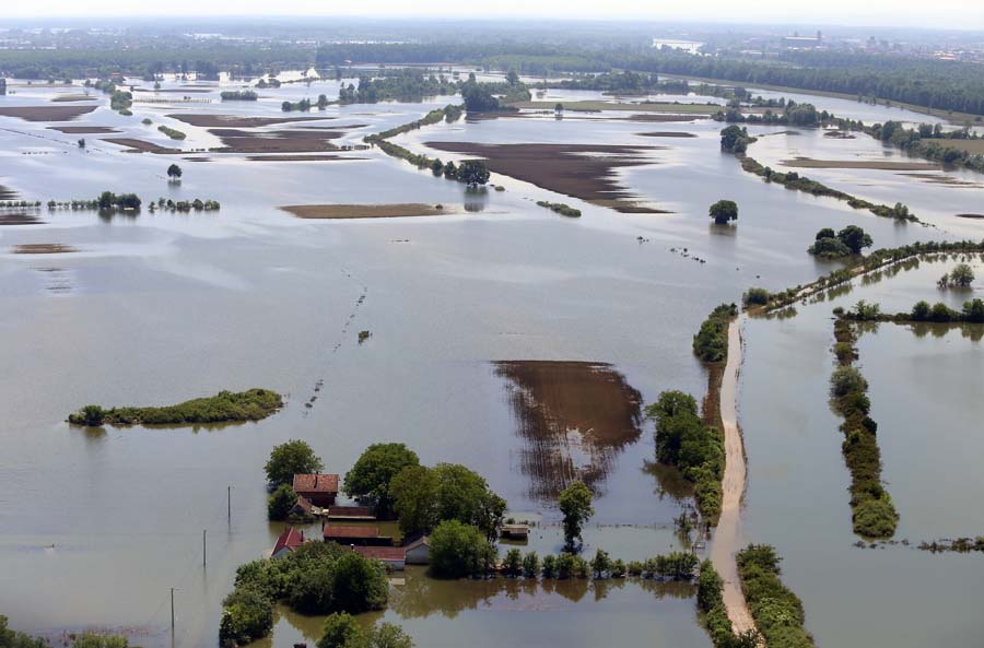 Zupanja, 260514Voda s poplavljenog podrucja u Gunji i Rajevom selu polako se povlaci. Snimke iz zraka.Foto: Emica Elvedji / CROPIX