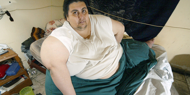 (FILES) This file photo taken on January 17, 2006 shows then-40-year-old Mexican Manuel Uribe, who weighs 550 kilos (1210 pounds) posing in San Nicolas de la Garza, Nuevo Leon state. Uribe, who was once the world's heaviest human when he weighed, weighing 597 kilos (1,316 pounds) at one point, has died at the age of 48, medical officials said on May 26, 2014. Preliminary reports say Uribe died due to an irregular heartbeat and an ailment linked to the loss of fluids in his legs, an official at the University Hospital in the northern city of Monterrey told AFP.       AFP PHOTO / FILES / Alejandro ACOSTA