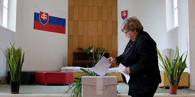 A woman casts a ballot for the European Parliament elections on May 24, 2014 at a polling station in Bratislava. AFP PHOTO / SAMUEL KUBANI