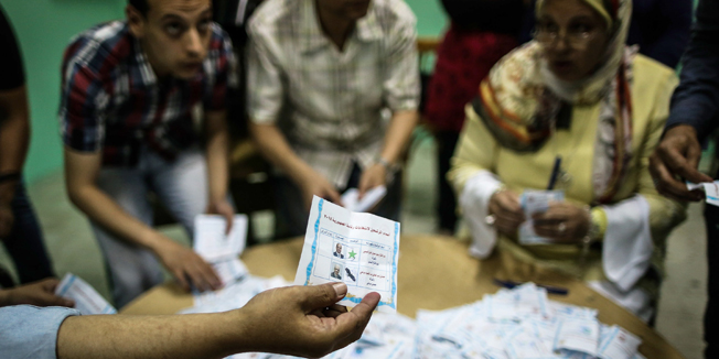 Polling station officials count ballots in the Egyptian capital Cairo on May 28, 2014 at the end of voting in the presidential election. The preliminary results are expected overnight, with ex-army chief Abdel Fattah al-Sisi certain to win an overwhelming majority against leftist rival Hamdeen Sabbahi. AFP PHOTO / MOHAMED EL-SHAHED