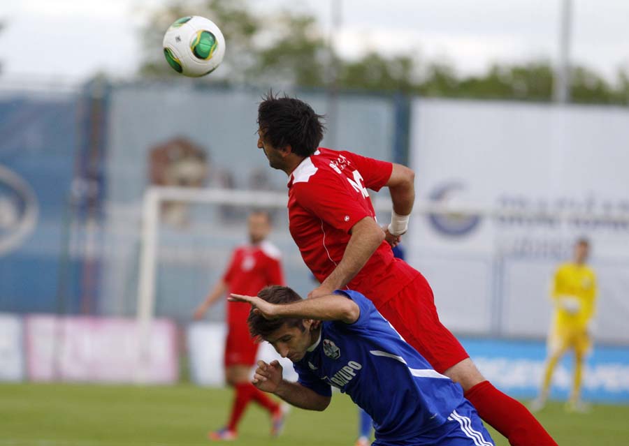 Koprivnica, 290514.Na Gradskom stadionu igra se kvalifikacijska utakmica za prvu HNL izmedju Slaven Belupa i Cibalie.Na fotografiji: Enes Novinic i Josip Milardovic.Foto: Zeljko Hajdinjak / Cropix