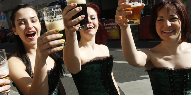 Zagreb, 170314.Caffe bar Srce,  Petrinjska 13.Povodom Dana svetog Patrika, clanice plesne skupine Irish heart popile su jutros u svom omiljenom baru pivo u stanci plesa.Skupina u kojoj djevojke plesu bavi se tradicionalnim irskim plesovima. Na fotografiji: Monika Petkovic, Tina Dujmic, Tena Grgic i Margareta Rudman.Foto: Damjan Tadic / CROPIX 
