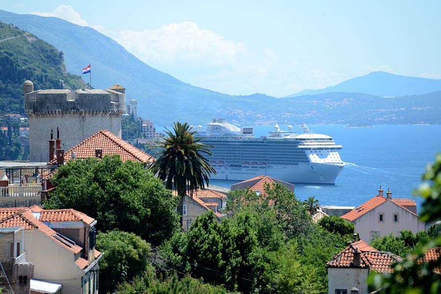 Dubrovnik, 310514. Britanski putnicki megakrstas REGAL PRINCESS je najveci brod koji je ikada posjetio Dubrovnik. Regal princess moze ugostiti 3560 putnika i 1346 clanova posade.Foto: Tonci Plazibat / CROPIX