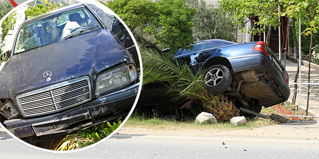 Dubrovnik, 010614.U prometnoj nesreci koja se oko 14 sati dogodila na drzavnoj cesti D-8 kod Konzumovog marketa u Kuparima, Mercedes dubrovackih registracijskih tablica iz nepoznatog razloga izletio s ceste, te se zaustavio u betonskom oborinskom kanalu uz ogradu obiteljske kuce. Uz materijalnu stetu na vozilu i na raslinju uz cestu, kako nesluzbeno doznajemo nije bilo ozlijedjenih.Foto: Niksa Duper / CROPIX
