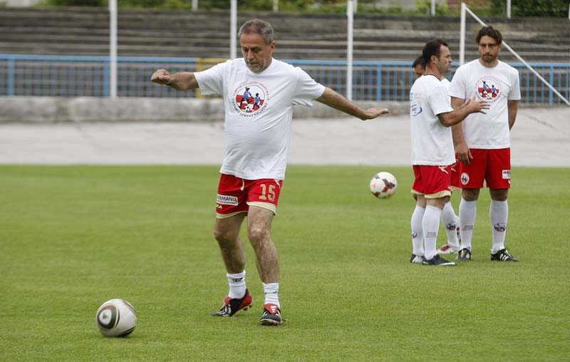 Zagreb, 010614.Kranjceviceva, NK Zagreb.Nogometna utakmica u organizaciji humane zvijezde Hrvatske, okupili su se brojni sportasi, glazbenici i javne osobe te odali pocast stradalima u poplavama u Hrvatskoj, Bosni i Hercegvini te Srbiji. Nogometna utakmica izmedju humanih zvijezda Hrvatske i humanih zvijezda Slovenije ciji ce prihod biti usmjeren stradalim podrucjima.Na fotografiji: Milan Bandic.Foto: Ranko Suvar / CROPIX