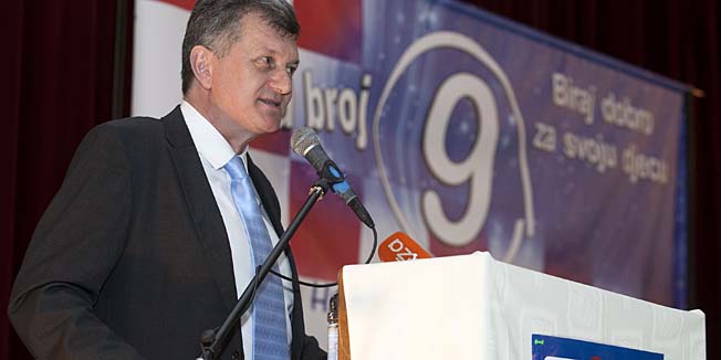 Split, 100514. Kandidati Saveza za Hrvatsku sa nositeljem liste za izbore za Europarlament 2014.  prof.dr.sc Milanom Kujundzicem danas su odrzali predizborne aktivnosti  Splitu.Na fotografiji: Milan Kujundzic za govornicom u kinu Central.Foto: Bozidar Vukicevic / CROPIX