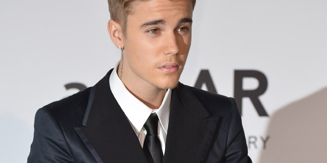 Canadian singer Justin Bieber poses as he arrives for the amfAR 21st Annual Cinema Against AIDS during the 67th Cannes Film Festival at Hotel du Cap-Eden-Roc in Cap d'Antibes, southern France, on May 22, 2014.  AFP PHOTO / ALBERTO PIZZOLI