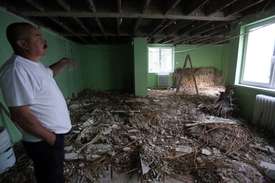 Osijek, 020614U ucionici razredne nastave u Osnovnoj skoli Franjo Krezma srusio se strop. Srecom nitko nije ozlijedjen jer je djeci tog razreda netom prije samog urusavanja zavrsila nastava. Foto: Emica Elvedji / CROPIX