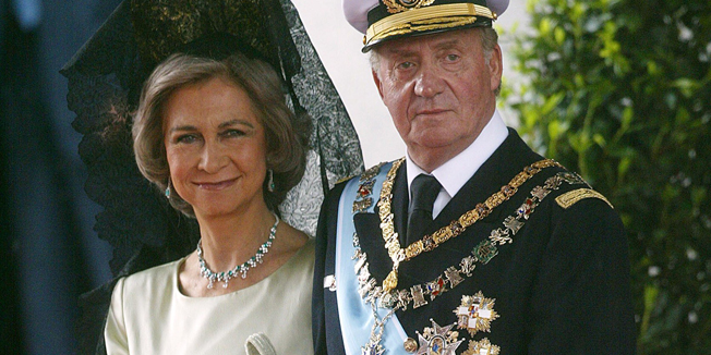 (FILES) - This file picture taken on May 22, 2004 shows Queen Sofia and King Juan Carlos of Spain leaving the Almudena cathedral after the wedding of Spanish Crown Prince. Spanish King Juan Carlos will abdicate in favour of his son Prince Felipe, the nation announced on June 2, 2014, ending a 39-year reign that ushered in democracy but was was later battered by royal scandals. The 76-year-old monarch, crowned in November 1975 after the death of General Francisco Franco, is stepping down dogged by health woes and with his popularity deeply eroded by scandals swirling around him and his family.      AFP PHOTO / PEDRO ARMESTRE