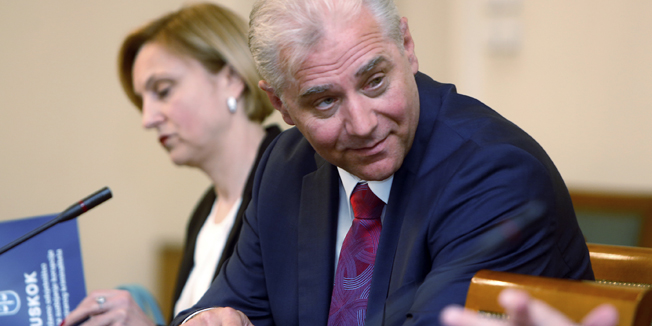 Zagreb, 030614.Trg svetog Marka, Hrvatski sabor.13. sjednica Nacionalnog vijeca za pracenje provedbe Strategije suzbijanja korupcije.Na fotografiji: Dinko Cvitan i Tamara Laptos.Foto: Damjan Tadic / CROPIX