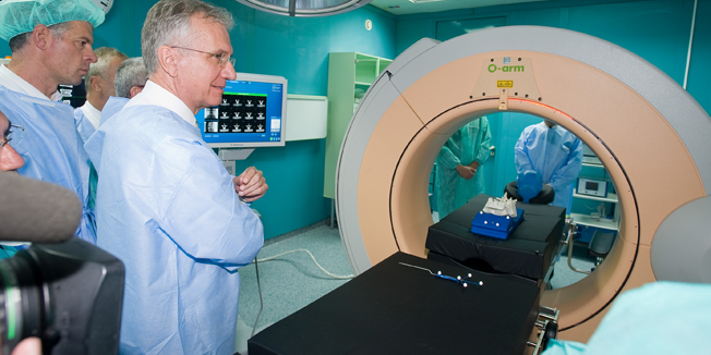 Zagreb, 100913.KB Dubrava.Ministar zdravlja  Rajko Ostojic prisustvovao je pustanju u koristenje sustava za intraoperativno snimanje. Rijec je o radioloskom uredjaju najnovije generacije imena O-arm. Na fotografiji: dr. sc. Dragan Korolija Marinic i ministar zdravlja Rajko Ostojic na prezentaciji.Foto: Darko Tomas / CROPIX
