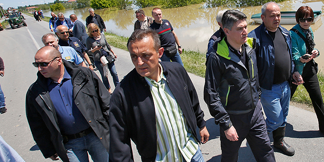 Slavonski Brod, 190514.Predsjednik Vlade Zoran Milanovic i ministar poljoprivrede Tihomir Jakovina posjetili su kriticna podrucje uz Savu kod Slavonskog Broda.Na fotografiji Zoran Milanovic.Foto: Danijel Soldo / CROPIX