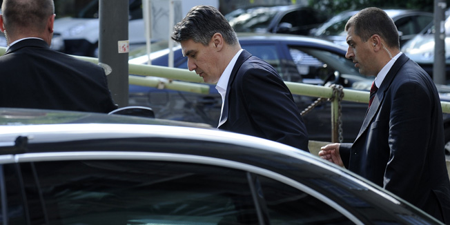 Zagreb, 040614.Iblerov trg.Sjednica predsjednistva SDP-a na kojoj ce se analizarati rezultati proteklih izbora za Europski parlament a ocekuje se da ce biti i govora o optuzbama koje je na racun predsjednika Vlade i SDP-a Zorana Milanovica iznio smijenjeni ministar financija Slavko Linic.Na fotografiji: Zoran Milanovic dolazi na na sjednicu, u zgradu je usao na straznji ulaz.Foto: Damir Krajac / CROPIX