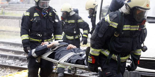 Varazdin, 050614.Na raskrizju ulica Frana Supila i Vilka Novaka, kod Kucanske rampe, odrzana je vjezba zastite i spasavanja. Prema scenariju vjezbe na kombi je naletio vlak sa cisternom koja prevozi ukapljeni plin, nakon cega je plin poceo curiti iz cisterne. Uz intervenciju vatrogasaca koji su zaustavili curenje plina, policija je evakuirala okolno stanovnistvo, a hitna pomoc zbrinula je ozlijedjene.Na fotografiji: scena vjezbe.Foto: Zeljko Hajdinjak / CROPIX