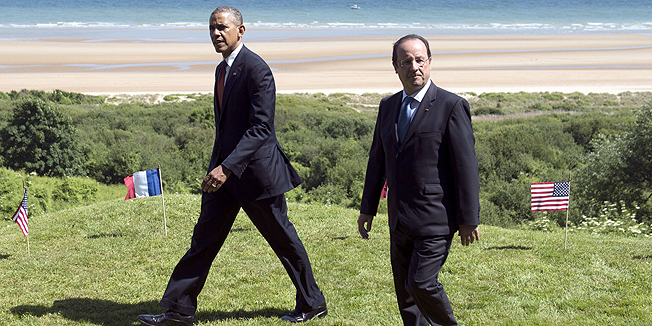 US President Barack Obama and French President Francois Hollande look out over Omaha Beach during the 70th French-American Commemoration D-Day Ceremony at the Normandy American Cemetery and Memorial in Colleville-sur-Mer, France, June 6, 2014. The D-Day ceremonies on June 6 this year mark the 70th anniversary since the launch of 'Operation Overlord', a vast military operation by Allied forces in Normandy, which turned the tide of World War II, eventually leading to the liberation of occupied France and the end of the war against Nazi Germany.  AFP PHOTO / SAUL LOEB