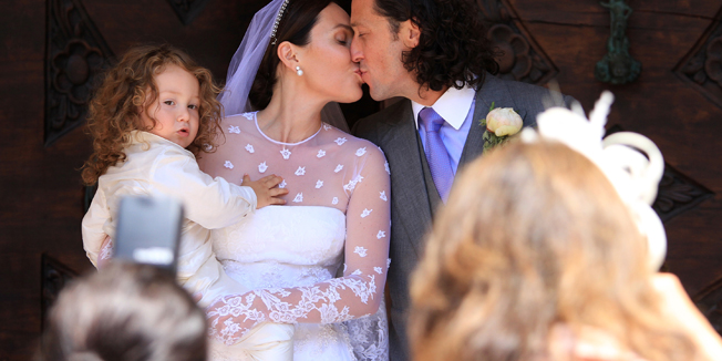 Dubrovnik, 060614.Milijunasica Fabiola Beracasa, pokcerka milijardera Randolpha Appersona Hearsta, i investicijski bankar Jason Beckman danas u Dubrovniku izricu svoje sudbonosno Da. Ceremonija se odvijala u Sponzi, ispred koje je mladozenja docekivao uzvanike. Na fotografiji: Fabiola Beracasa i Jason Beckman s djetetom.Foto: Niksa Duper / CROPIX