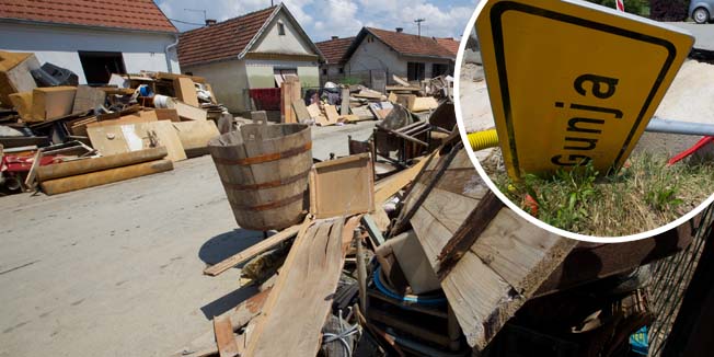 Gunja, 060614.Mjestani Gunje i brojni volonteri iz cijele Hrvatske ciste mjesto od posljedica poplave.Na fotografiji: ulice Gunje zatrpane smecem iz poplavljenih kuca.Foto: Vlado Kos / Cropix 