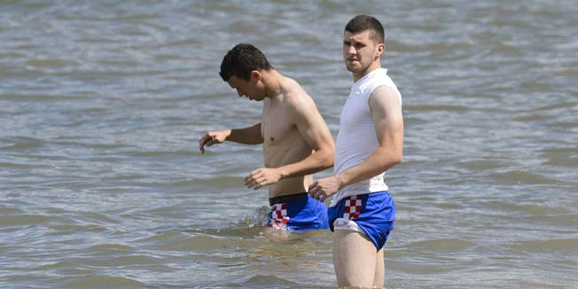 Praia Do Forte, Brazil, 060614.Svjetsko nogometno prvenstvo Brazil 2014.Mjesto Praia Do Forte gdje se nalazi kamp Hrvatske nogometne reprezentacije. Plaza ispred Tivoli resorta .Na fotografiji: Ivan Perisic i Ante Rebic okupali su se u Atlantiku.Foto: Tom Dubravec / CROPIX