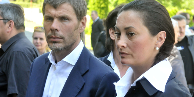 Zagreb, 090512.Mirogoj, krematorij.Posljednji ispracaj Nenada Sarica Brade, bubnjara Novih Fosila, supruga Sanje Dolezal. Posljednjem ispracaju pored njegovih najblizih prisustvovalo je i mnogo poznatih osoba iz javnog zivota.Na slici: Zvone Boban i Leonarda Boban.Foto: Bruno Konjevic / CROPIX