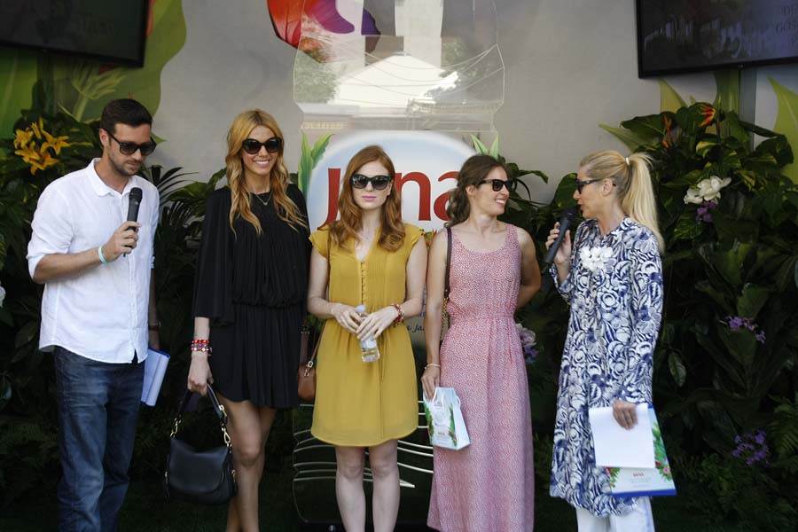 Zagreb, 070614.Cvjetni trg.Promocija Jana vode s porukom Paula Coelha, pisca koji je nositelj Guinnesova rekorda cija je knjiga Alkemicar prevedena na 53 jezika svijeta i prodana u 65 milijuna primjeraka. Paulo Coleho je objavio 30 naslova i dobitnik je 115 internacionalnih nagrada, njegova djela dozivjela su 65 kazalisnih adaptacija. Coleho je i UN-ov glasnik mira.Na fotografiji: Ivan Vukusic, Aleksandra Dojcinovic, Natasa Lokas Janjic, Leona Paraminski i Barbara Kolar.Foto: Ranko Suvar / CROPIX