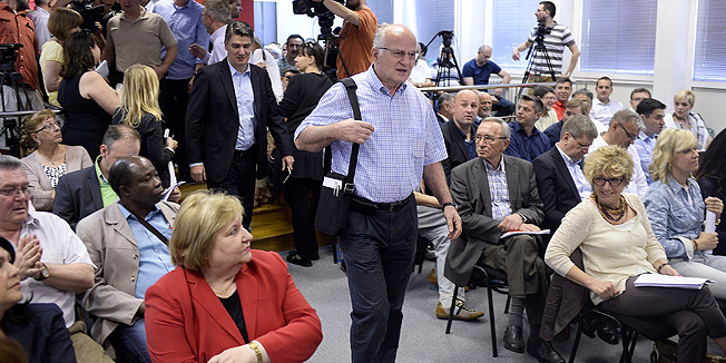 Zagreb, 070614.Iblerov trg.Sjednica glavnog odbora SDP-a na kojoj se odlucuje o izbacivanju Slavka Linica iz stranke.Na fotografiji: Josip Leko i Zoran Milanovic.Foto: Goran Mehkek / CROPIX *** Local Caption ***   