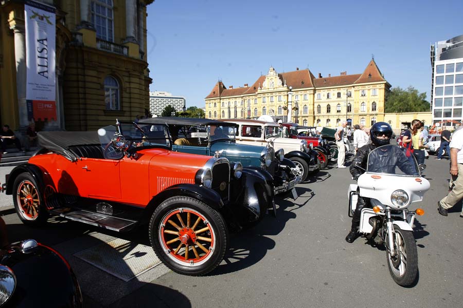 Zagreb, 080614.Trg marsala Tita.Oldtimer klub Zagreb i firma Automehanika servisi organizirali su Tradicionalni 29. zagrebacki oldtimer rally, reviju starih automobila i motocikala, ovaj put na trasi Zagreb - Trakoscan.Foto: Ranko Suvar / CROPIX