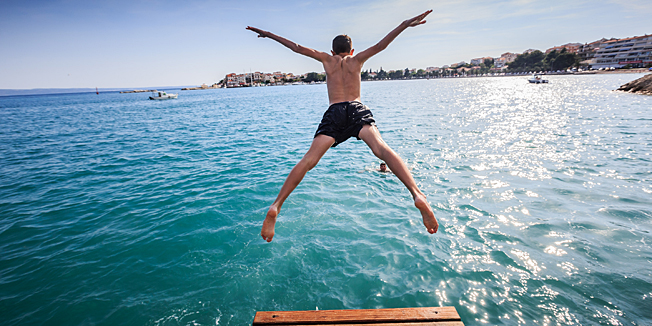 Split, 080614. Nedjeljno poslijepodne na Stobreckoj plazi. Stobrec je u 18 sati mjerio vise od 30 stupanjeva te je poslijepodne bilo idealno za uzivanje u morskim radostima. Foto: Zvonimir Barisin / CROPIX