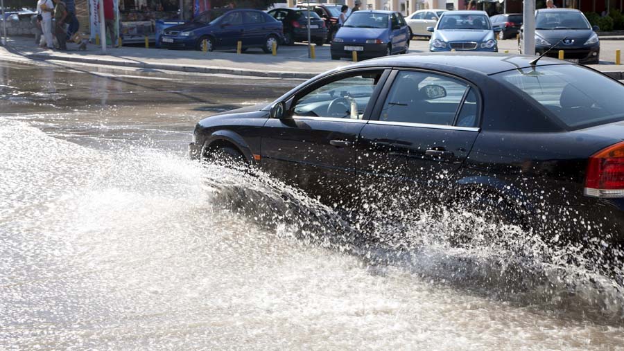 Split, 090614.Izvodeci radove u Ulici Domovinskog rata gradjevinari Cestara presjekli su vodovodnu cijev radi cega je nastala velika poplava na prometnici.Foto: Vojko Basic / CROPIX