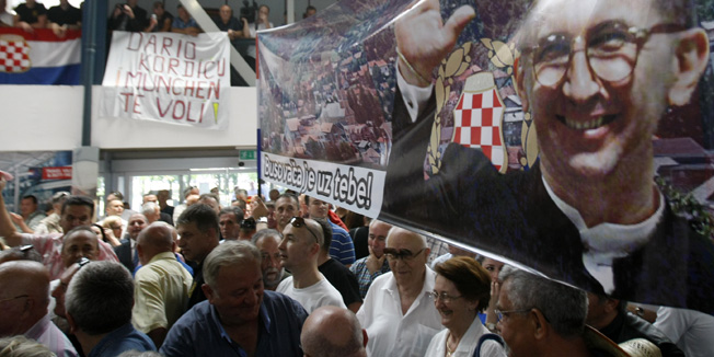 Zagreb, 060614.Bivsi predsjednik HR Herceg-Bosne Dario Kordic kojega je Haski sud osudio na 25-godisnju kaznu zatvora zbog ratnih zlocina nad bosnjackim civilima Lasvanskoj dolini, danas je stigao u Zagreb nakon sto je pusten iz zatvora odsluzivsi dvije trecine kazne. Na fotografiji: docek Kordica na Plesu.Foto: Ranko Suvar / CROPIX