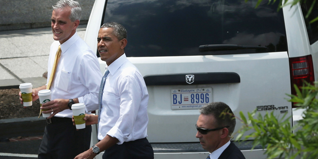 WASHINGTON, DC - JUNE 09:  U.S. President Barack Obama (2nd L) returns to the White House after he went outside for a coffee with White House Chief of Staff Denis McDonough (L) June 9, 2014 in Washington, DC. President Obama stepped outside from the White House with McDonough to close by Starbucks for the drinks.  (Photo by Alex Wong/Getty Images)