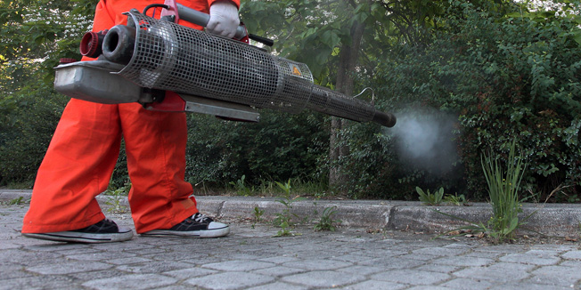Zagreb, 100614.Podrucje Jaruna.Radnici tvrtke Eko deratizacija zapoceli sa zaprasivanjem komaraca na podrucju Jaruna.Foto: Davor Pongracic / CROPIX