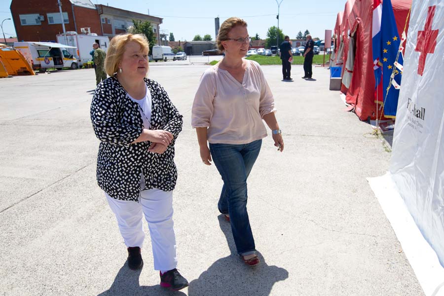 Zupanja, Strosinci, 100614.Ministrica graditeljstva i prostornog uredjenja Anka Mrak-Taritas posjetila je poplavljena podrucja u istocnoj Slavoniji.Nakon sjednice Drzavnog stozera za zastitu i spasavanje u Zupanji ministrica je posjetila stradalo selo Strosinci u kojemu su ekipe injzinjera koje rade na procjeni steta od poplava  u kucanstvima.Na fotografiji: ministrica Mrak -Taritas.Foto: Vlado Kos / Cropix