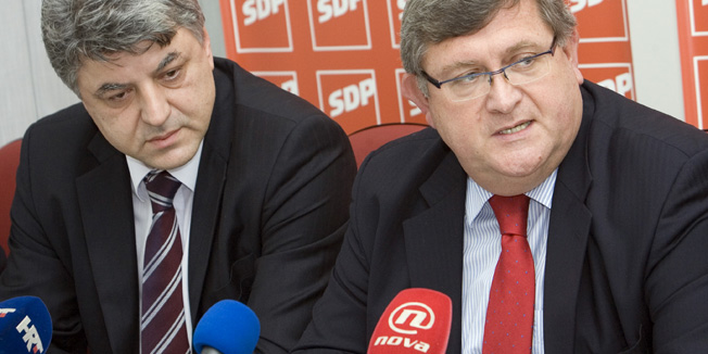 Rijeka, 110111.Danas je u stranackim prostorijama SDP u Rijeci odrzana tiskovna konferencija Zupanijske organizacije SDP Primorsko-goranske sa temom o pripremi te stranke za buduce parlamentarne  izbore.Lijevo : Zlatko Komadina potpredsjednik stranke SDP i koordinator 8 izborne jedinice, Vojko Obersnel voditelj sektora Rijeka .Foto: Zeljko Sop / CROPIX