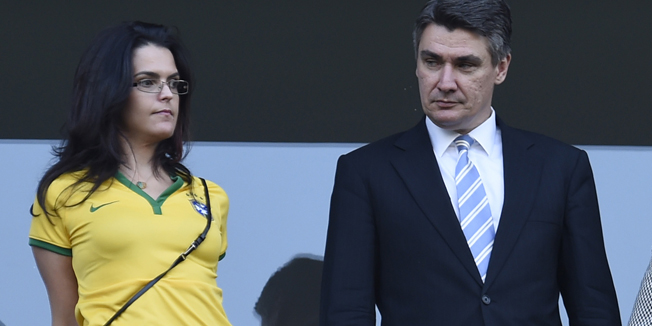 Sao Paolo, Brazil, 120614.Arena Corinthians.20. Svjetsko nogometno prvenstvo u Brazilu 2014. Utakmica 1. kola skupine A kojom je domacin Brazil protiv Hrvatske otvorio prvenstvo.Na fotografiji: premijer Hrvatske Zoran Milanovic prati utakmicu iz svecane loze.Foto: Tom Dubravec / CROPIX