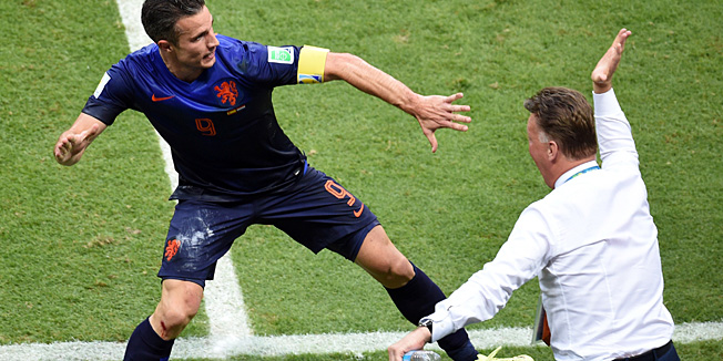 Netherlands' forward Robin van Persie (L) celebrates with Netherlands' coach Louis van Gaal (R) after scoring during a Group B football match between Spain and the Netherlands at the Fonte Nova Arena in Salvador during the 2014 FIFA World Cup on June 13, 2014.    AFP PHOTO / DIMITAR DILKOFF