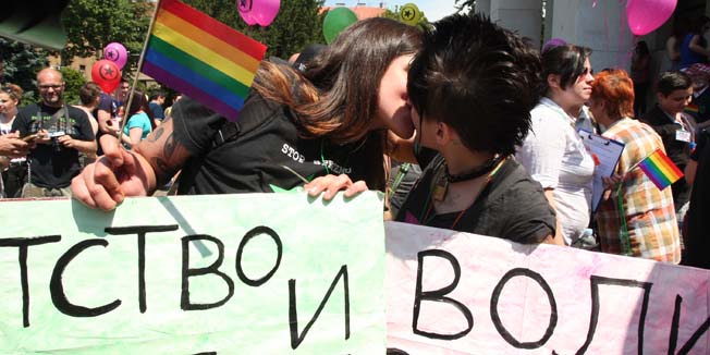 Zagreb, 140614.Trg zrtava fasizma.Pod sloganom Na pravoj strani povijesti odrzava se 13. Povorka ponosa LGBTIQ osoba i obitelji Zagreb Pride 2014.Na slici: osupljanje sudionika.Foto: Davor Pongracic / CROPIX