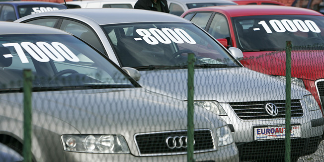 Osijek, 260309.Goran Gojkovic vlasnik trgovine rabljenim automobilima Euroauto iz Osijeka zbog ekonomske krize spustio je cijene svim automobilima iz svoje ponude od 10 do 15 posto.Cijene popusta koje su istaknute na automobilima izrazene su u kunama.Foto: Vlado Kos / Cropix