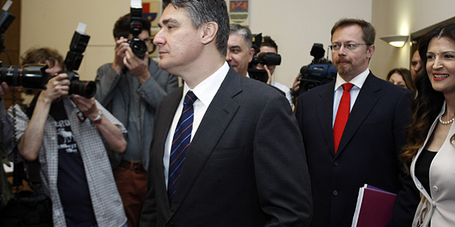 Zagreb, 160614.Sabor RH.Na danasnjoj Sjednici Odbora za zdravstvo i socijalnu politiku ne dnevnom je redu prijedlog za iskazivanje povjerenja Sinisi Vargi za obavljanja duznosti ministra zdravlja.Na fotografiji: Zoran Milanovic, Sinisa Varga.Snimio: Tomislav Kristo / CROPIX