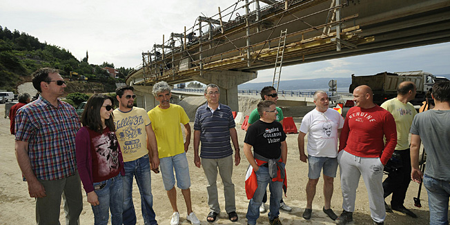 Omis, 160614.Pedesetak Omisana je prosvjedovalo i automobilima blokiralo gradiliste omiske obilaznice jer bukom tjeraju turiste.Foto: Nikola Vilic / CROPIX