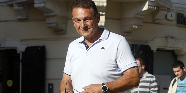 Varazdin, 040614U ocekivanju rjesenja komisije za pomilovanja koja bi trebala odluciti o pustanju na slobodu Radimira Cacica, on slobodne dane provodi u Varazdinu. Na fotografiji: Radimir Cacic u setnji Franjevackim trgom.Foto: Zeljko Hajdinjak / Cropix