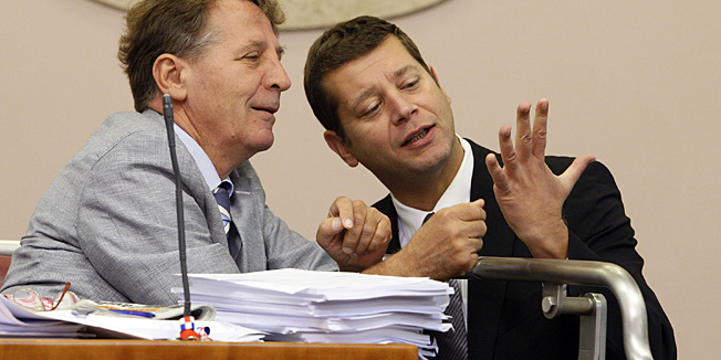 Zagreb, 210912.Sabor.Hrvatski sabor je na danasnjem nastavku zasjedanja razmatrao prijedlog Nacionalne strategije razvoja zdravstva od 2012. do 2020.Na slici: Dujomir Marasovic i Jasen Mesic su medjusobno provjeravali tko ima vece zuljeve na rukama.Foto: Davor Pongracic / CROPIX