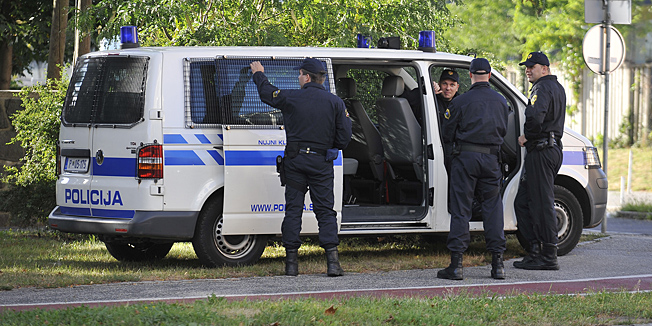Maribor, Slovenija, 280812.Stadion Ljudski vrt.Uzvratna utakmica 4. pretkola kvalifikacijske utakmice za ulazak u Ligu Prvaka izmedju Maribora i Dinama u Ljudskom vrtu. Prva utakmica zavrsila je pobjedom Dinama rezultatom od 2-1, te se danas odlucuje koji klub nastavlja natjecanje u Ligi Prvaka a koji u Europskoj ligi.Na fotografiji: policija na ulicama Maribora.Foto: Damir Krajac  / CROPIX