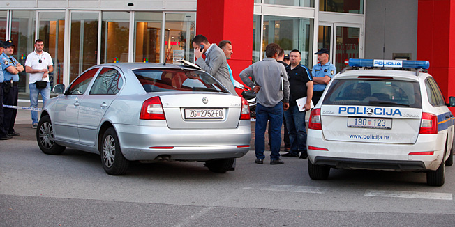 Zagreb, 180614.Danas oko 18:30 sati dvojica pocinitelja uz prijetnju vatrenim oruzjem izvrsila su razbojstvo u poslovnici Privredne banke Zagreb u sklopu trgovackog centra King Cross u Skorpikovoj ulici 34.Foto: Zeljko Puhovski / CROPIX